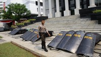 Saat ini persiapan sarana sudah dilakukan di ruangan sidang. 