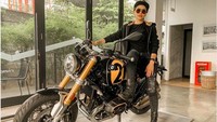 Sebagai informasi, BMW R nine T dibekali mesin 1.170 cc dengan konfigurasi 2 silinder boxer. Mesin tersebut sanggup memuntahkan tenaga maksimal mencapai 110 dk di 7.750 rpm dan torsi 116 Nm di 6.000 rpm. Soal fitur, BMW R nine T Scrambler sudah dilengkapi Automatic Stability Control, sistem rem ABS, dan lampu hazard. Panel kluster BMW R nine T Scrambler masih mengombinasikan analog dan digital. Meski demikian, info yang ditampilkan cukup lengkap, mulai gigi netral, traction control, ABS, spidometer, jadwal servis, odometer, trip meter, suhu mesin, dan jam.Foto: dok. Instagram (Nikita)