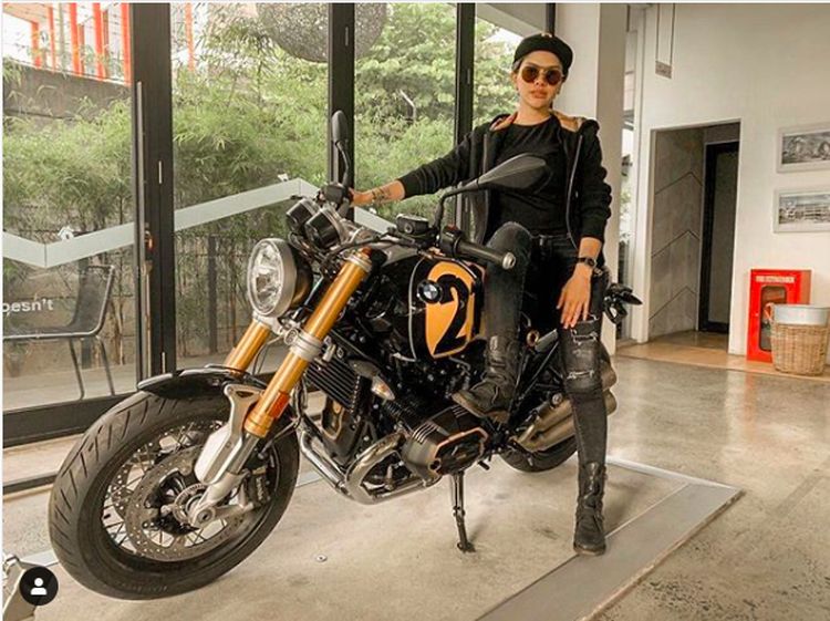 Beauty and The Beast, Nikita Mirzani di Atas Moge 1.100 cc