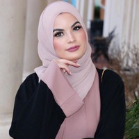Omaya Zein merupakan hijabers cantik dengan parasnya yang unik karena dia keturunan Venezuela dan Palestina. Omaya sendiri lahir di Venezuela dan kini tinggal di Florida, Amerika Serikat. Foto: Instagram @omayazein