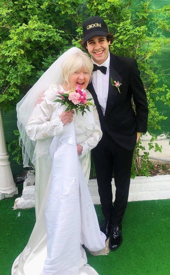 David Dobrik mengumumkan pada April 2018 bahwa dia ingin hiatus sebagai Youtuber. Namun tak perlu waktu lama baginya untuk kembali ke YouTube dan mem-posting vlog yang menjadi daya tarik channel-nya. Saat ini David sudah menjaring 13 jutaan subscriber. Foto: Dok. Instagram