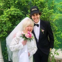 David Dobrik mengumumkan pada April 2018 bahwa dia ingin hiatus sebagai Youtuber. Namun tak perlu waktu lama baginya untuk kembali ke YouTube dan mem-posting vlog yang menjadi daya tarik channel-nya. Saat ini David sudah menjaring 13 jutaan subscriber. Foto: Dok. Instagram