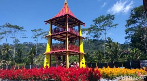 Di sini, traveler bisa selfie dengan latar belakang Pagoda setinggi 12 meter. Bangunan ini pun dibuat sebagai gardu pandang untuk selfie. (Eko Susanto/detikcom) Di sini, traveler bisa selfie dengan latar belakang Pagoda setinggi 12 meter. Bangunan ini pun dibuat sebagai gardu pandang untuk selfie. (Eko Susanto/detikcom)