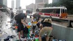Warga Hong Kong Bersihkan Sampah Usai Aksi Protes RUU Ekstradisi