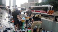 Sampah yang berserakan di sejumlah jalan di kota Hong Kong itu merupakan sisa-sisa dari aksi protes warga Hong Kong terkait RUU Ekstradisi yang terjadi beberapa waktu lalu. Thomas Peter/Reuters.