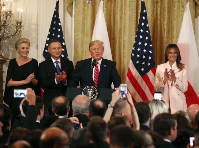 Saat sesi foto bersama, Melania bersebelahan dengan sang suami yang memakai setelan biru navy dan dasi merah. Gaya keduanya pun tampak seperti kembaran. (Foto: Getty Images)