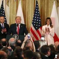 Saat sesi foto bersama, Melania bersebelahan dengan sang suami yang memakai setelan biru navy dan dasi merah. Gaya keduanya pun tampak seperti kembaran. (Foto: Getty Images)