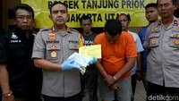 Kapolres Jakarta Utara Kombes Budhi Herdi Susatio bersama Kapolsek Tanjung Priok Kompol Supriyanto memberikan keterangan pers tarkait kasus pencurian mobil damkar tersebut di Polsek Tanjung Priok, Jakarta Utara, Kamis (13/6/2019).