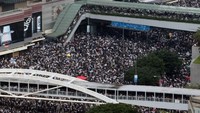 Selain itu, di media sosial lebih dari 100 toko mengumumkan pemogokan. Adapun, bisnis yang dimaksud adalah toko ritel Gethemall, start up transportasu Call4Van, kedai kopi, toko buku, toko elektronik dan pakaian, restoran dan toko bunga. Athit Perawongmetha/Reuters.