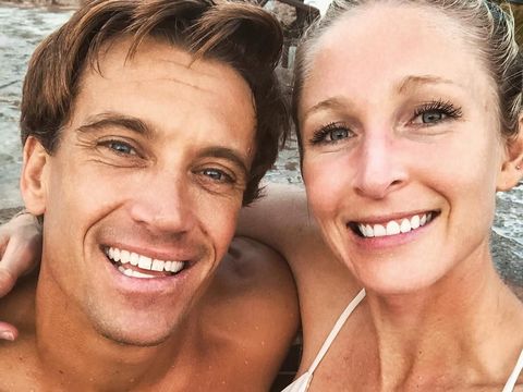 Damien Leroy pertama kali bertemu dengan Alex di rumah sakit saat ia kecelakaan