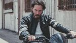 Penampilan Langka Keanu Reeves, Sentuh Wanita dan Pose Konyol