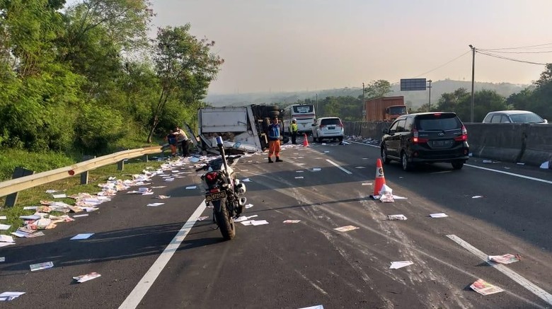 Truk Pengangkut Bungkus Makanan Terguling di Tol Cipularang Truk Pengangkut Bungkus Makanan Terguling di Tol Cipularang