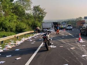 Truk Pengangkut Bungkus Makanan Terguling di Tol Cipularang