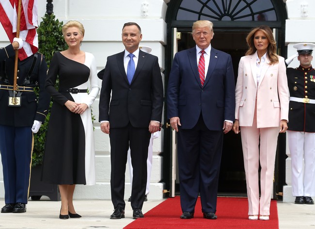 Ibu Negara AS Melania Trump ikut mendampingi Presiden Donald Trump saat menyambut Presiden Polandia Andrezej dan istrinya, Agata Kornhauser-Duda, di Gedung Putih, Rabu (12/6/2019). Untuk kesempatan tersebut, Melania memilih opsi busana yang lebih maskulin dengan padanan jas dan celana panjang. (Foto: Getty Images)