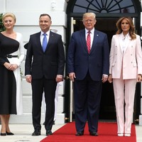 Ibu Negara AS Melania Trump ikut mendampingi Presiden Donald Trump saat menyambut Presiden Polandia Andrezej dan istrinya, Agata Kornhauser-Duda, di Gedung Putih, Rabu (12/6/2019). Untuk kesempatan tersebut, Melania memilih opsi busana yang lebih maskulin dengan padanan jas dan celana panjang. (Foto: Getty Images)