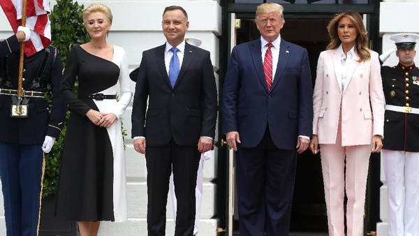 Foto: Saat Melania Trump Meniru Gaya Busana Suaminya yang Maskulin