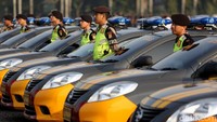 Sejumlah pasukan polisi bersiaga saat mengikuti apel pengamanan di Monas.