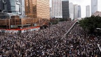 Warga Hong Kong ramai-ramai demo memprotes RUU ekstradisi pada Rabu (12/6). Pertokoan dan kantor-kantor tutup. Tyrone Siu/Reuters.