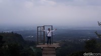Yang paling menarik adalah adanya Bukit Bendil. Di lokasi paling tinggi ini dilengkapi pintu langit. Yaitu tempat selfie dengan pemandangan yang bisa langsung melihat Kota Surabaya, Sidoarjo, Pasuruan dan Malang sekaligus. (Budi Hartadi/detikcom)
