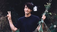 Tampaknya cuma Keanu saja yang berpose dengan tanaman namun tetap charming. Dok. Instagram