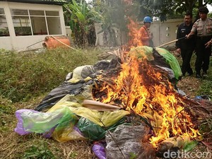 Puluhan Balon Udara Hasil Sitaan di Trenggalek Dimusnahkan