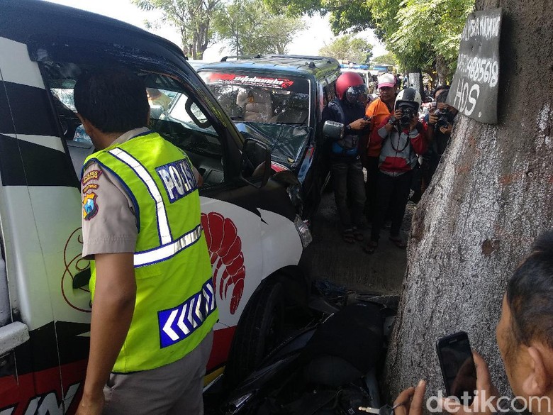 Pikap Tabrak Motor Matic dan MPV di Probolinggo, Ibu dan 2 Anak Kritis Pikap Tabrak Motor Matic dan MPV di Probolinggo, Ibu dan 2 Anak Kritis