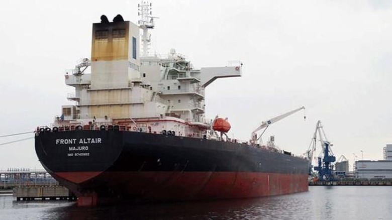2 Kapal Minyak Diserang di Teluk Oman, Salah Satunya Kena Torpedo 2 Kapal Minyak Diserang di Teluk Oman, Salah Satunya Kena Torpedo