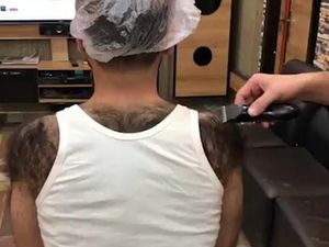 Pria yang Tubuhnya Penuh Bulu Ini Dicukur Hairstylist, Hasilnya Bikin Ngakak