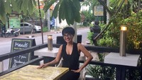 Sebelum sarapan di Bali, Herdiana nggak lupa dulu berpose. Cantik mommynya barbie, komentar seorang netizen. Foto: Instagram herdianak