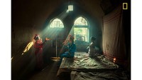 Sedangkan untuk kategori People, Huaifeng Li menjadi juara 1 dengan foto berjudul Showtime. Yakni sekelompok aktor bersiap-siap untuk pertunjukan opera di Kabupaten Licheng di Provinsi Shanxi, Cina (Huaifeng Li/National Geographic/CNN)