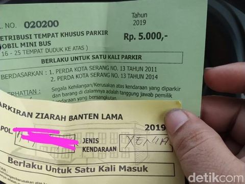 Karcis parkir liar di Kawasan Banten Lama