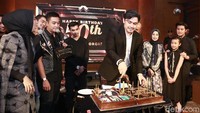 Thomas memberikan potongan kue pertama untuk tamu spesialnya. Pool/Palevi S/detikFoto.