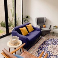 Rumah pasangan yang dikaruniai dua anak ini ditata simpel, namun terlihat modern dan artsy berkat pemilihan furnitur dengan desain maupun warna tak biasa. Misalnya saja sofa ungu dan bantal hias kuning, jadi focal point ruang tamu yang didominasi palet netral. Foto: Instagram/@dhaturembulan