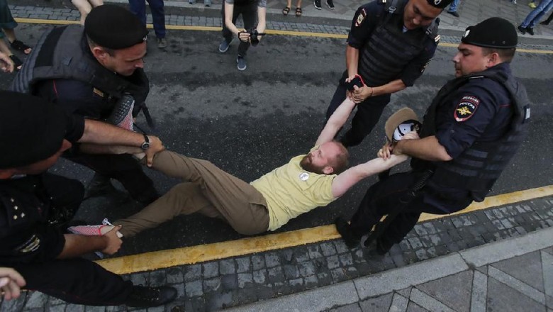 Polisi Rusia Tangkap 400 Pendemo di Aksi Solidaritas untuk Ivan Golunov Polisi Rusia Tangkap 400 Pendemo di Aksi Solidaritas untuk Ivan Golunov