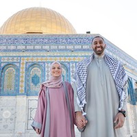 Selain membuat konten tutorial hijab dan makeup, Omaya Zein juga kerap berbagi tentang kehidupannya bersama sang suami, Mohammad, yang berasal dari Mesir. Dia kerap juga membuat tantangan lucu, seperti didandani suami. Foto: Instagram @omayazein