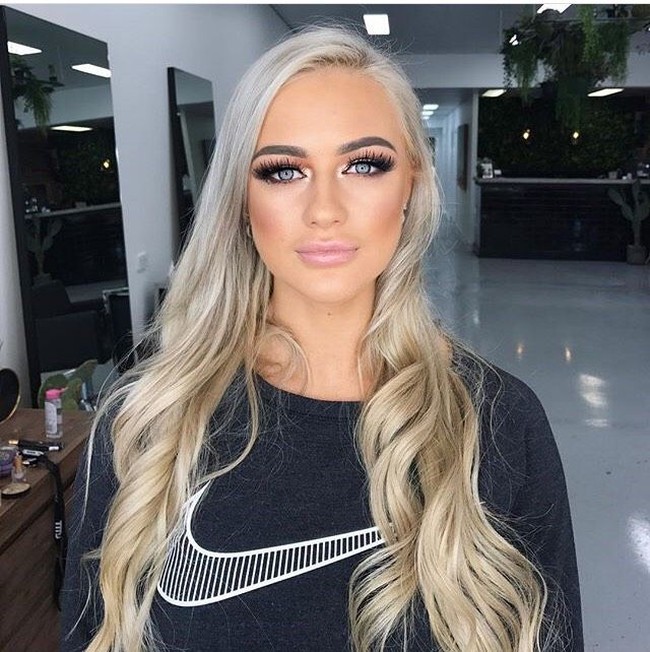 Sarah Hyde berada di bawah pisau bedah lima tahun lalu untuk membesarkan payudaranya. Namun, ia merasa implan payudara yang telah dilakukannya itu telah merusak tubuhnya, termasuk kehidupan bercintanya. Foto: Instagram @sarahhyde_