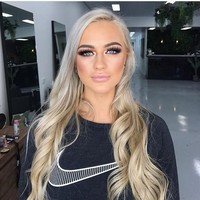 Sarah Hyde berada di bawah pisau bedah lima tahun lalu untuk membesarkan payudaranya. Namun, ia merasa implan payudara yang telah dilakukannya itu telah merusak tubuhnya, termasuk kehidupan bercintanya. Foto: Instagram @sarahhyde_