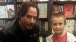 Penampilan Langka Keanu Reeves, Sentuh Wanita dan Pose Konyol