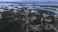 Tak hanya memutuskan Jalan Trans Sulawesi, banjir akibat luapan Sungai Pohara itu juga merendam ratusan rumah yang berada di sepanjang bantaran Sungai Pohara, Konawe, Sulawesi Tenggara.