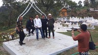 Pengunjung berfoto di wahana makam keluarga. (Budi Hartadi/detikcom)