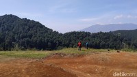 Bukit tersebut, berupa lapangan tanah merah yang biasa di kunjungi warga untuk berswafoto. (Wisma Putra/detikcom)