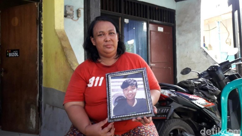 Remaja di Bekasi Tewas Dibakar, Ibu Korban Minta Pelaku Dihukum Mati Remaja di Bekasi Tewas Dibakar, Ibu Korban Minta Pelaku Dihukum Mati