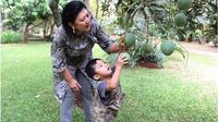 Momen Berkebun Mendiang Ibu Ani dan Resto Dengan Tetesan Darah