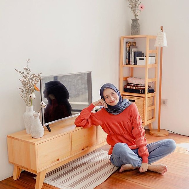 Sudut ruangan sering kali diabaikan dalam penataan ruangan. Tapi ternyata bisa membuat rumah terlihat lebih stylish. Seperti yang dilakukan ibu dua anak ini pada kamar tidur utama. Dhatu menempatkan rak kecil dari kayu untuk menaruh beberapa barang. Tak hanya fungsional, tapi juga menumbuhkan kesan estetis. Foto: Instagram/@dhaturembulan