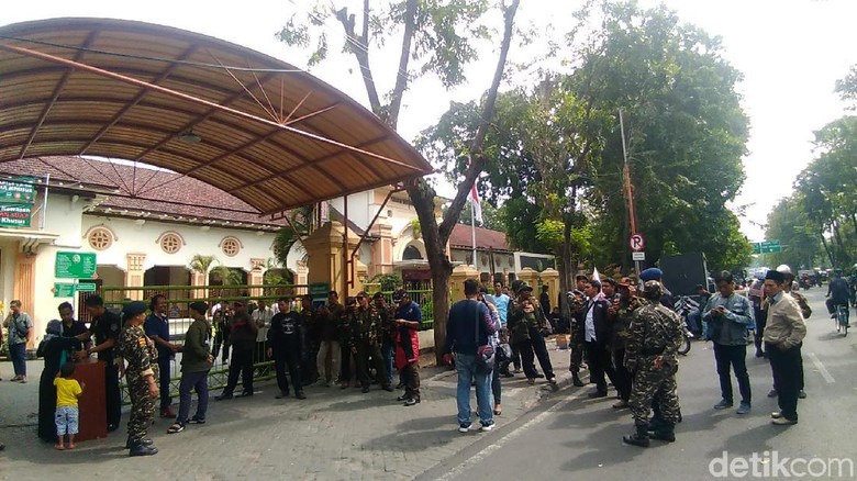 Massa Banser, Ansor, dan FPI Kawal Sidang Gus Nur di PN Surabaya Massa Banser, Ansor, dan FPI Kawal Sidang Gus Nur di PN Surabaya