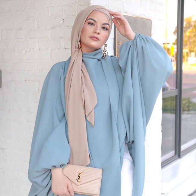 Sebagai wanita yang lahir di Venezuela yang dikenal sebagai pusatnya juara ratu kecantikan tentu saja Omaya Zein pernah ingin mengikuti ajang Miss Universe Venezuela. Namun seiring bertambahnya usia dia sadar tak mungkin menjadi bagian dari kontes kecantikan Venezuela karena dirinya seorang muslim dan tak bisa mengikuti aturan berpakaian terbuka yang biasa ada di kontes tersebut. Foto: Instagram @omayazein