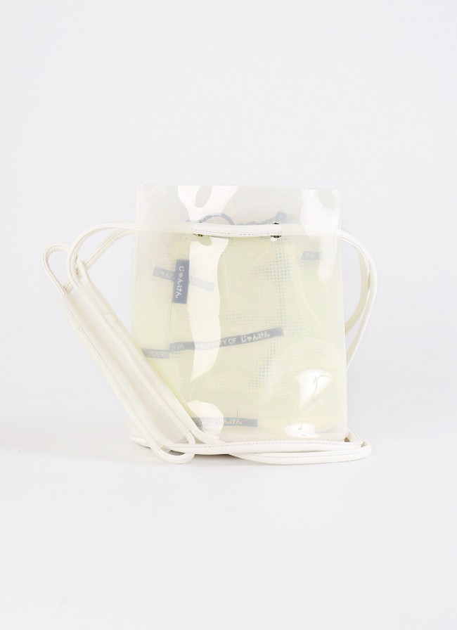 Tas transparan disediakan dengan berbagai macam bentuk. Merek Scissors Paper Rock berikut menawarkan bucket bag yang juga bermaterial tembus pandang. J04-BUCKIST Bucket Bag - Yellow ini bisa dimiliki dengan Rp 459 ribuan. Foto: Bobobobo