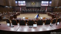 Petugas terlihat sedang membersihkan ruang sidang.