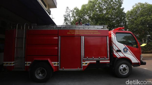 Mobil damkar yang dicuri Januar.