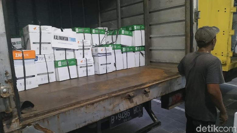 Tim Hukum Prabowo Bawa 2 Mobil Box Berisi Bukti Tambahan ke MK Tim Hukum Prabowo Bawa 2 Mobil Box Berisi Bukti Tambahan ke MK